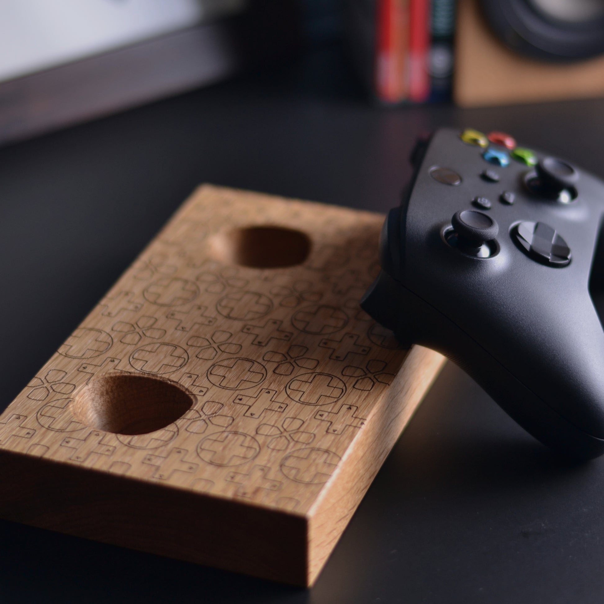 Wooden stand with d-pad design for Xbox series X|S controller