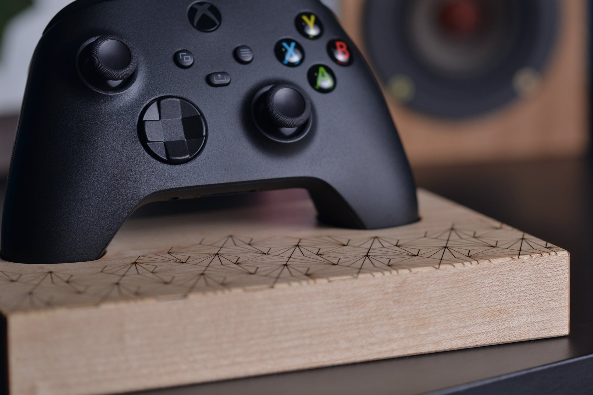 Wooden stand with geometric pattern for Xbox Series X|S Controller