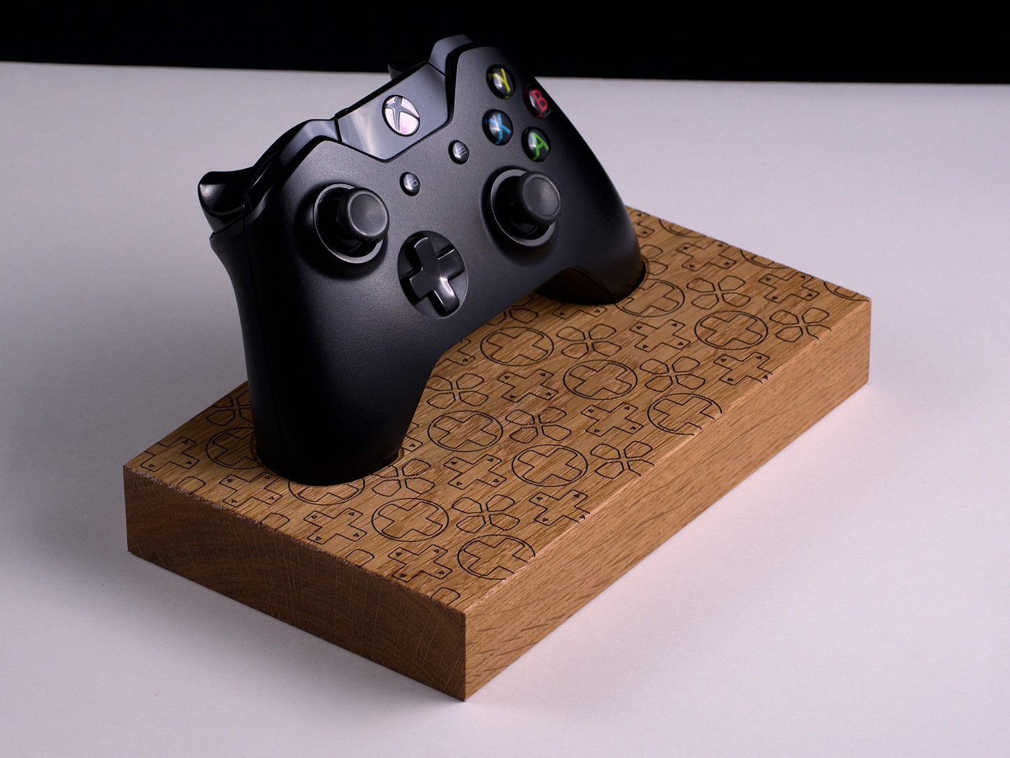 Xbox One Controller Stand in Oak with D-pad design