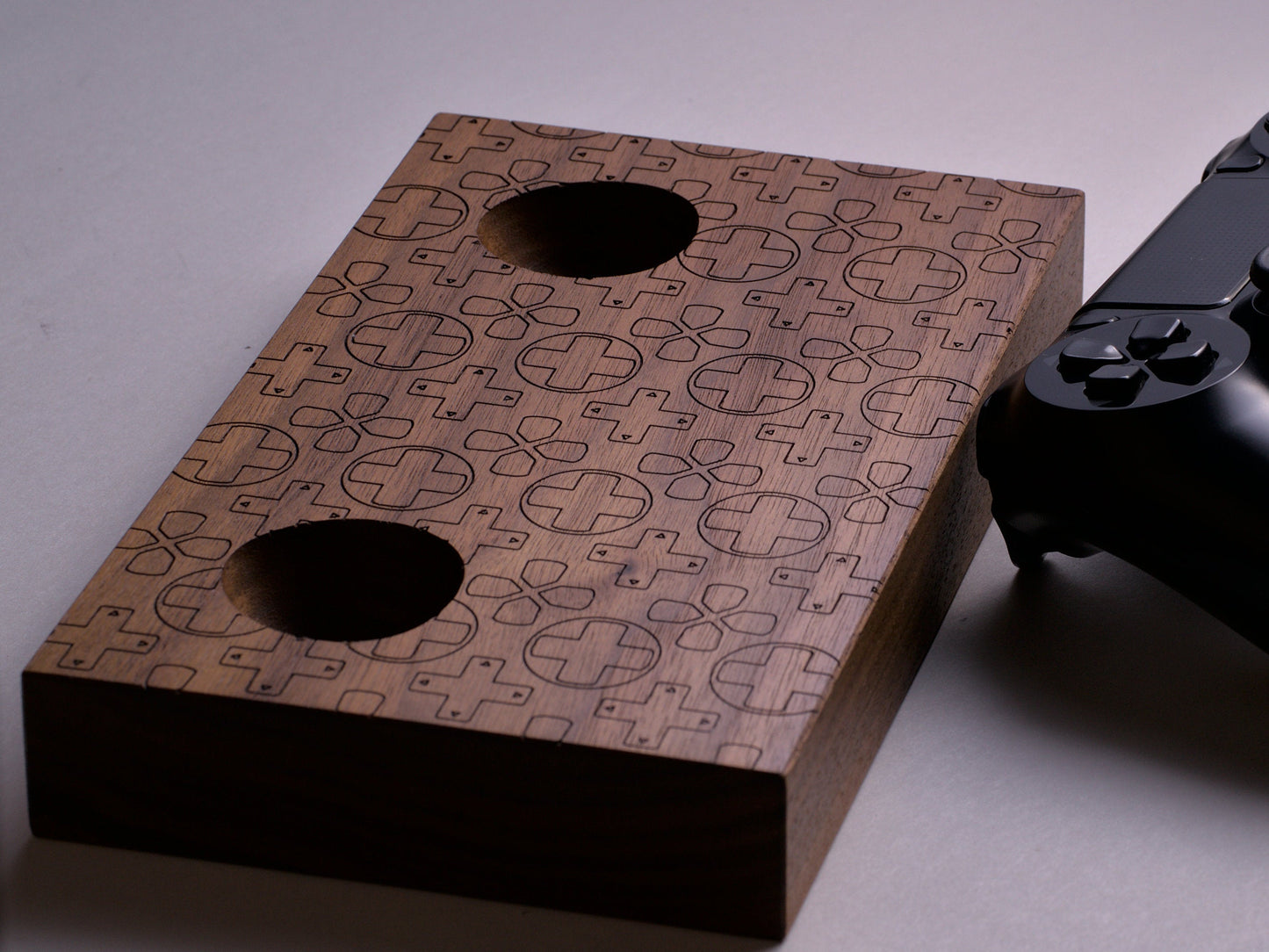 Wooden stand with d-pad design for Playstation 4 dualshock controller
